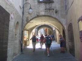 In cammino nel borgo di Bard (13725 bytes)